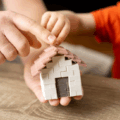 CHA MẸ CHUYỂN NHƯỢNG BẤT ĐỘNG SẢN CHO CON CÓ PHẢI CHỊU THUẾ KHÔNG?